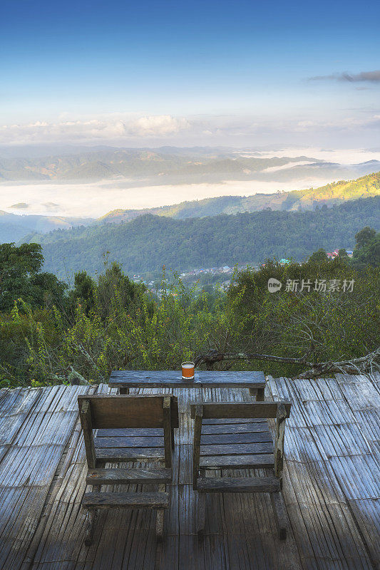 景观的绿色森林附近的高山坡对蓝色多云的天空在冬天的一天，Doi Chang，清莱，泰国